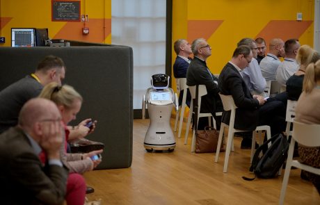 Konferencja Digital Champions - uczestnicy, robot